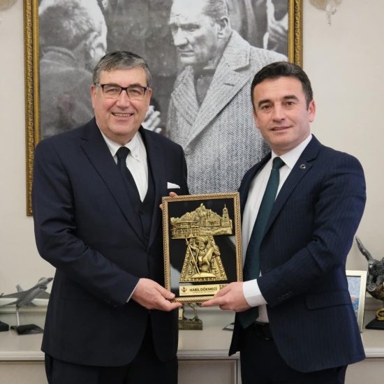 Sivrihisar Belediye Başkanı Sn.Habil Dökmeci'ye Onursal üye Belgesi takdim edildi